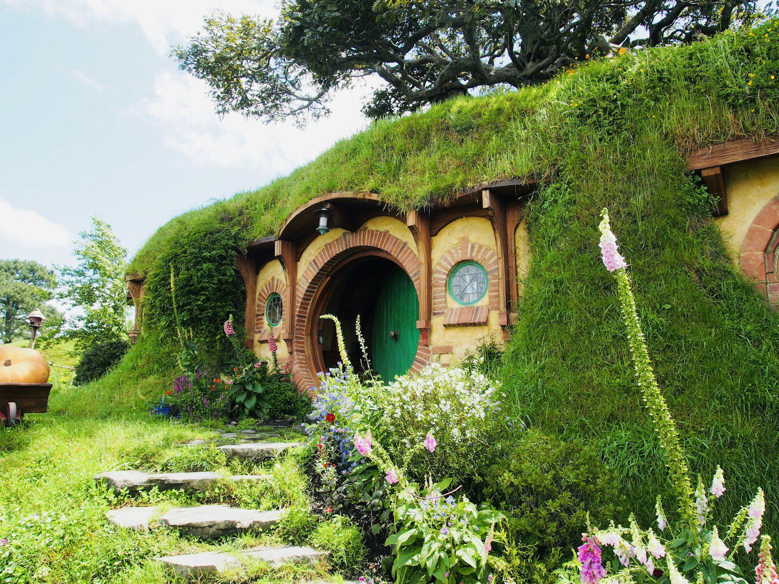 Round green door of a hobbit hole at the Hobbiton movie set