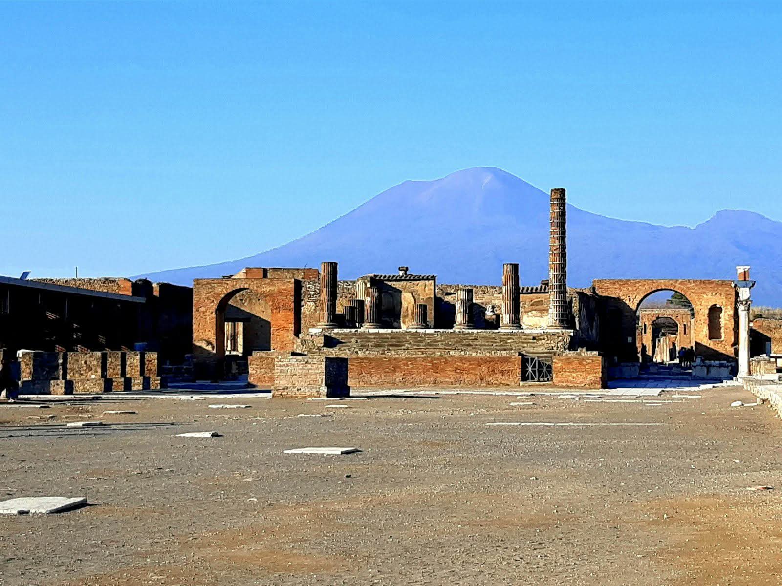 Naples — Pompeii, Amalfi & Capri
